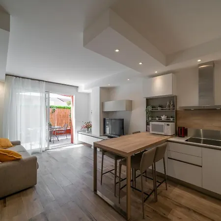 Smart House S.orsola - Garage & Garden شقة