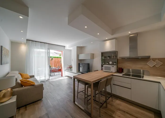 Smart House S.orsola - Garage & Garden شقة